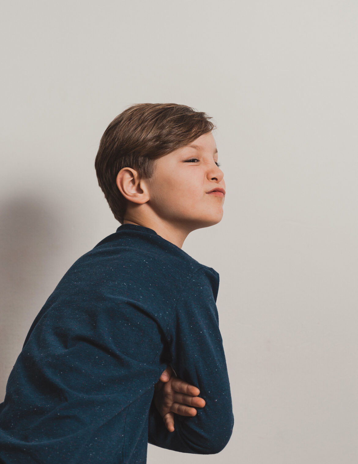 11 geriausių adaptuojamų drabužių prekių ženklų žmonėms su negalia