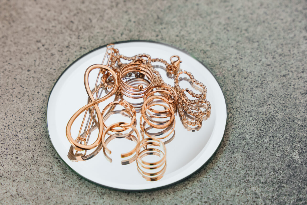 18 geriausių nebrangių juvelyrikos prekių ženklų, kuriuos verta įsigyti 2026 m.