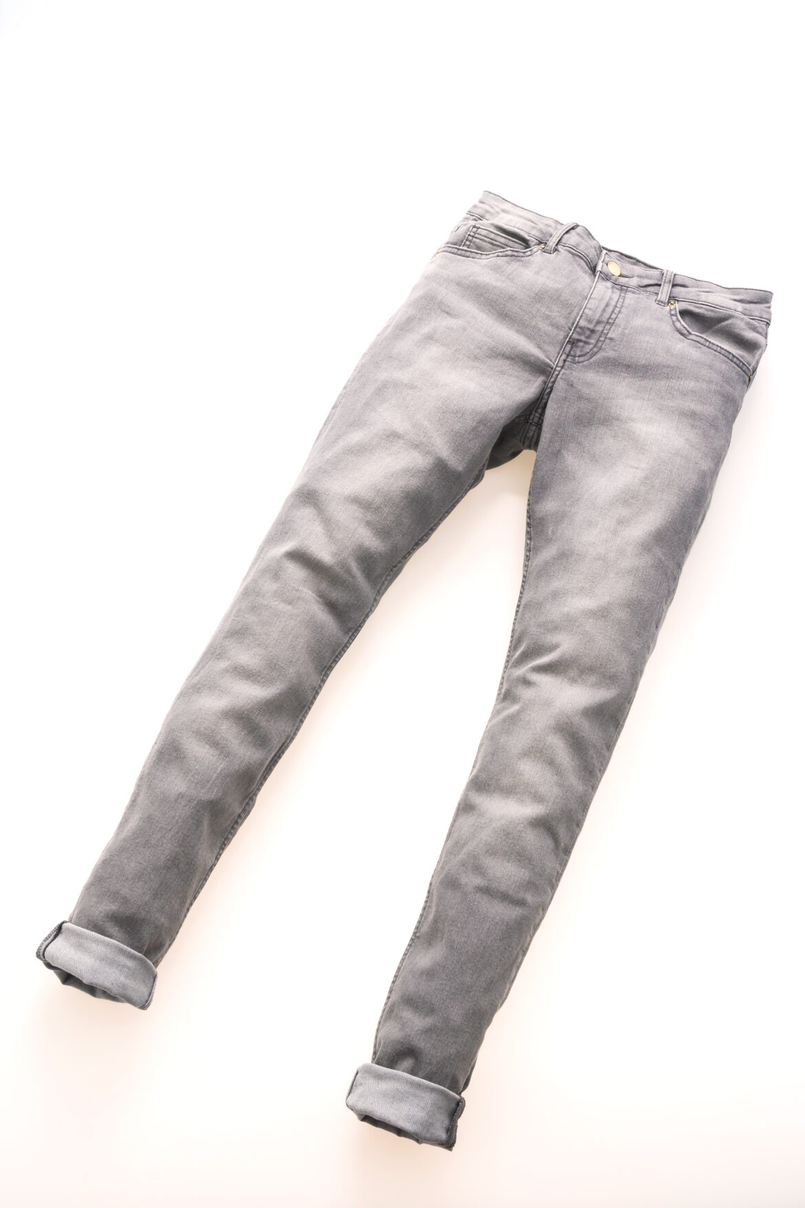 Siauri džinsai vėl madingi – štai kaip juos derinti 2026-aisiais