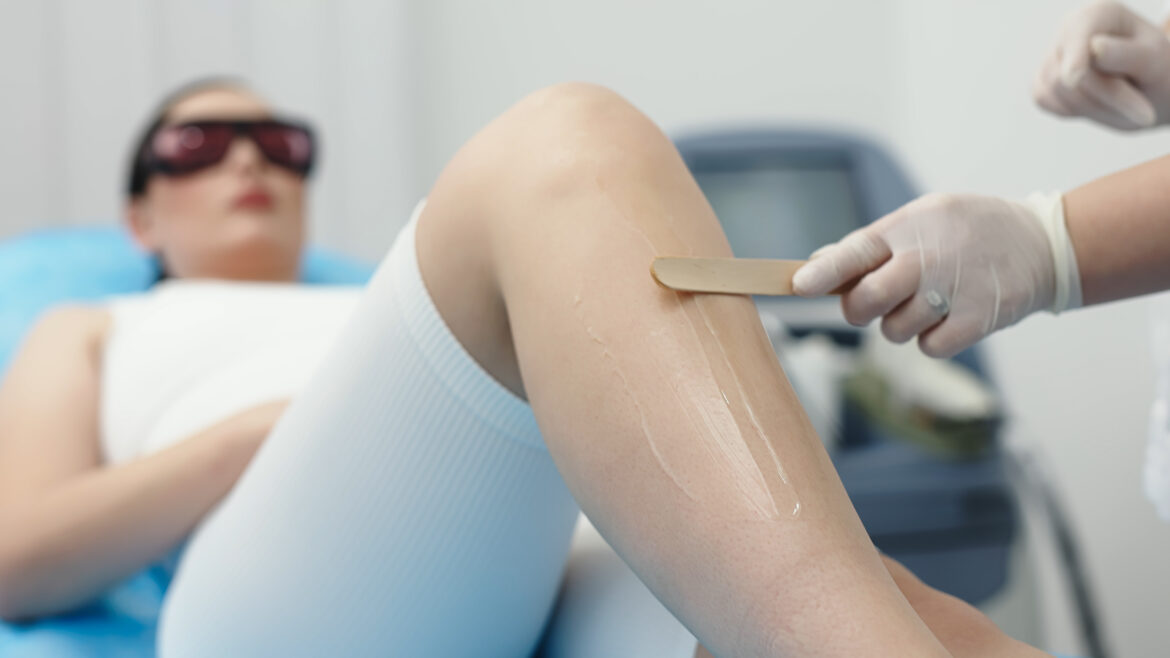 Kaip iš plaukų ištraukti lipnų gleivių gumulą be kirpimo ar žirklių